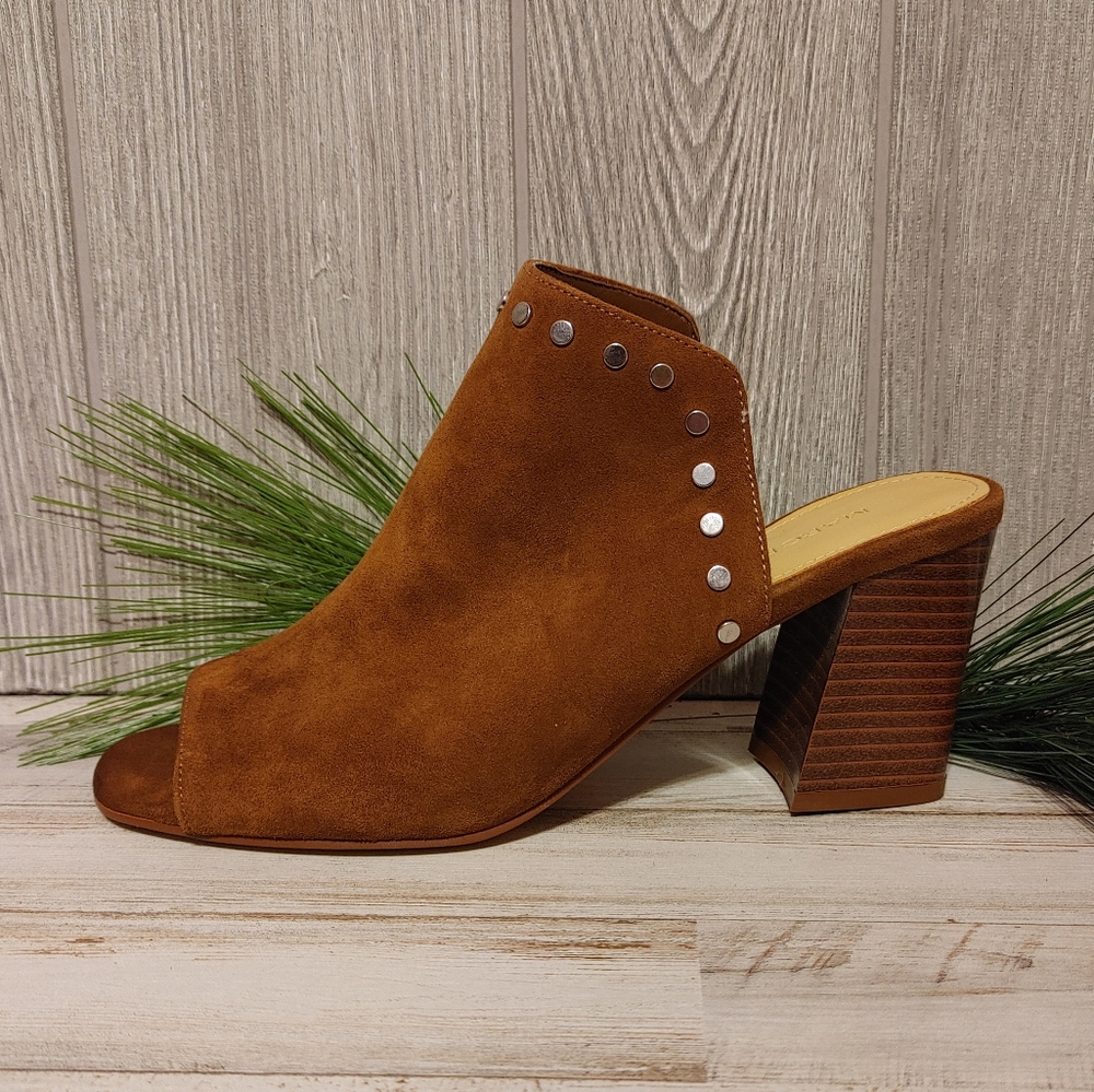 Marc Fisher "Dalilah" camel color leather suede stud accent slip on mule sz 6.5